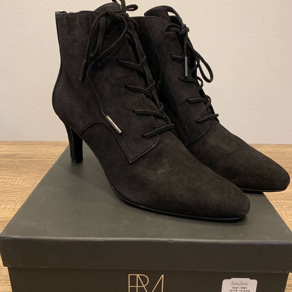 Pelle Moda Yelen Black Kid Suede Lace Up Ankle Booties Size 9.5 Kitten Heel